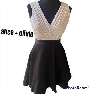 ALICE + OLIVIA PLEATED V-NECK DRESS🎉🎉🎉